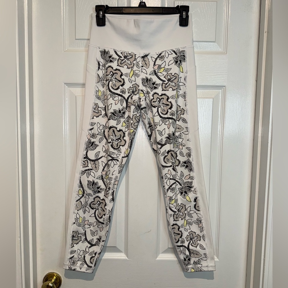 Athleta Black and White Paisley Floral Design Leggings. Size S
